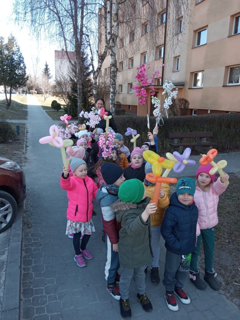 Dzieci witają Wiosnę na spacerze.